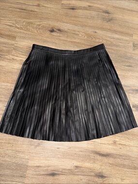NWOT Theory pleated black leather mini skirt- size-10